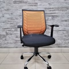 Кресло Barneo K-138 для персонала (черная ткань оранжевая сетка) в Советском - sovetskiy.mebel24.online | фото